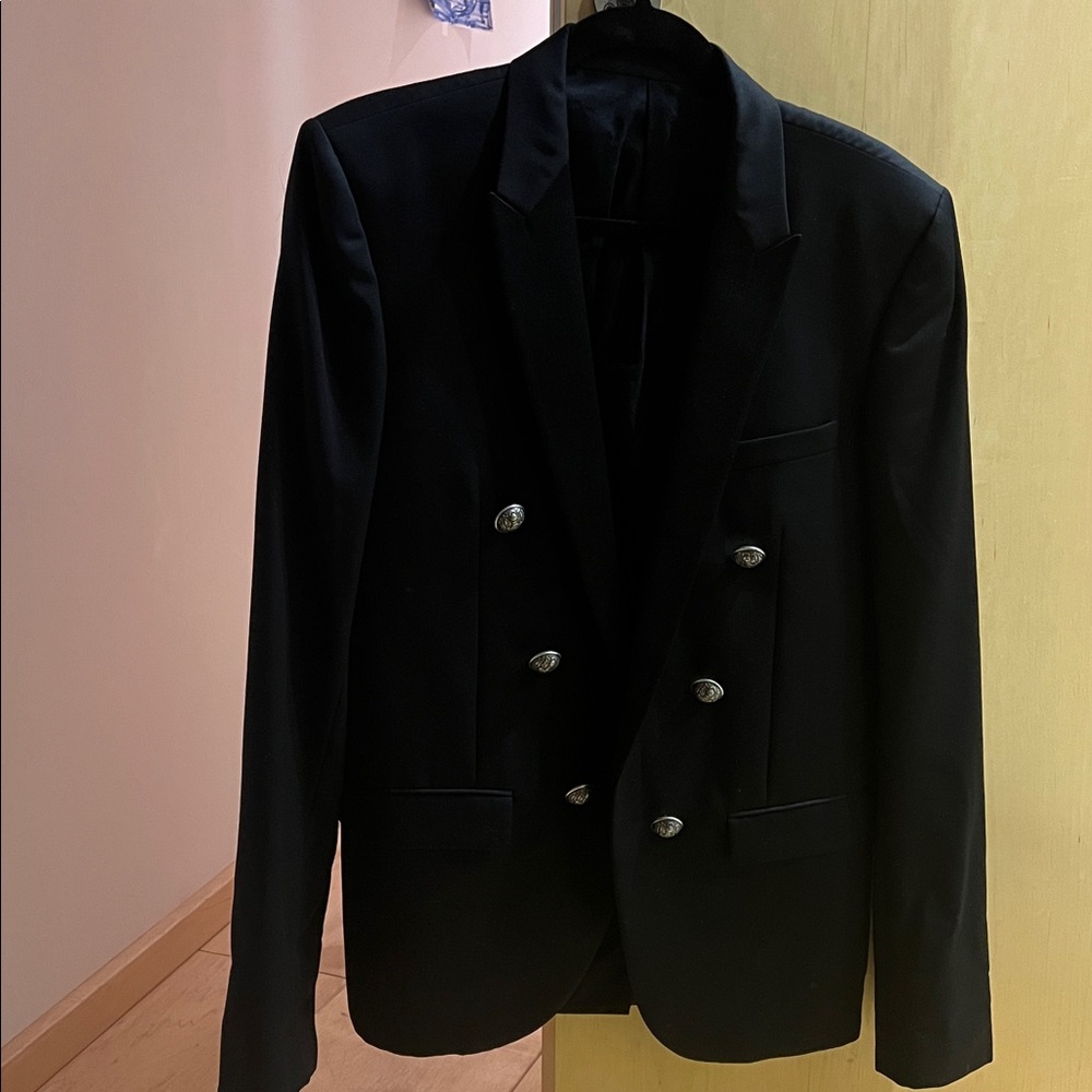 Balmain Blazer with Tuxedo Lapel
Wool, cotton, silk
Like new
Balmain sz 50